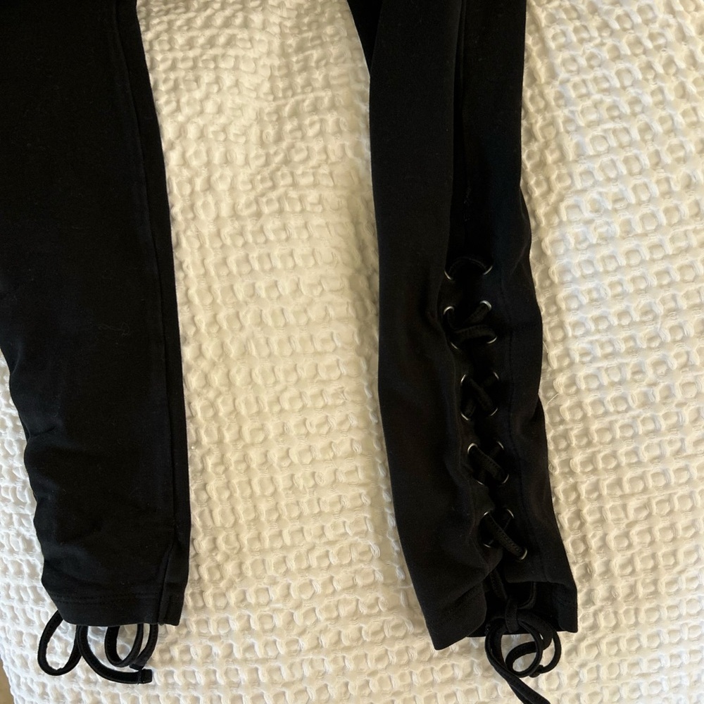 Express stretch legging with lace leg detailing